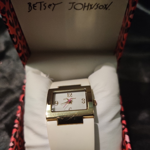 BETSEY JOHNSON WHITE ACRYLIC BAND GOLD TONE DIAL WATCH - Picture 3 of 7